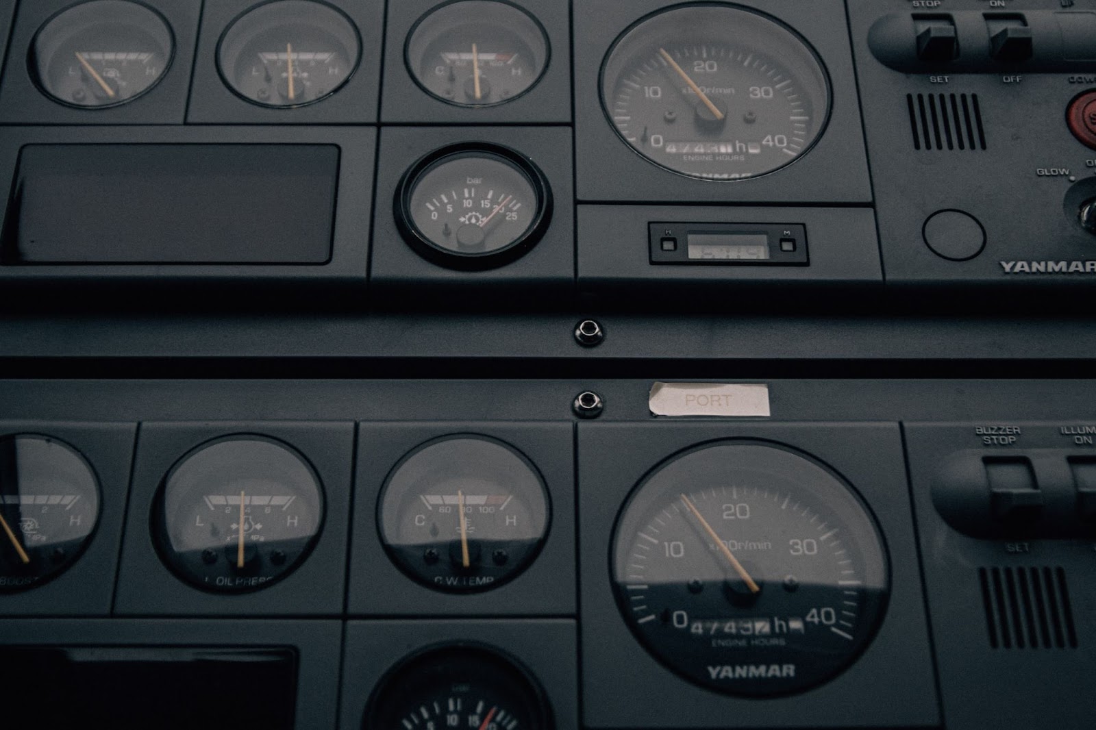 Audio equipment with grey gas and font details, displaying a 1D barcode with text "H OIL PRE bar 25 20 STOP SET OFF COW 10 Or/min 30 Pavanah 40 ENGINE HOURS PORT D GLOW