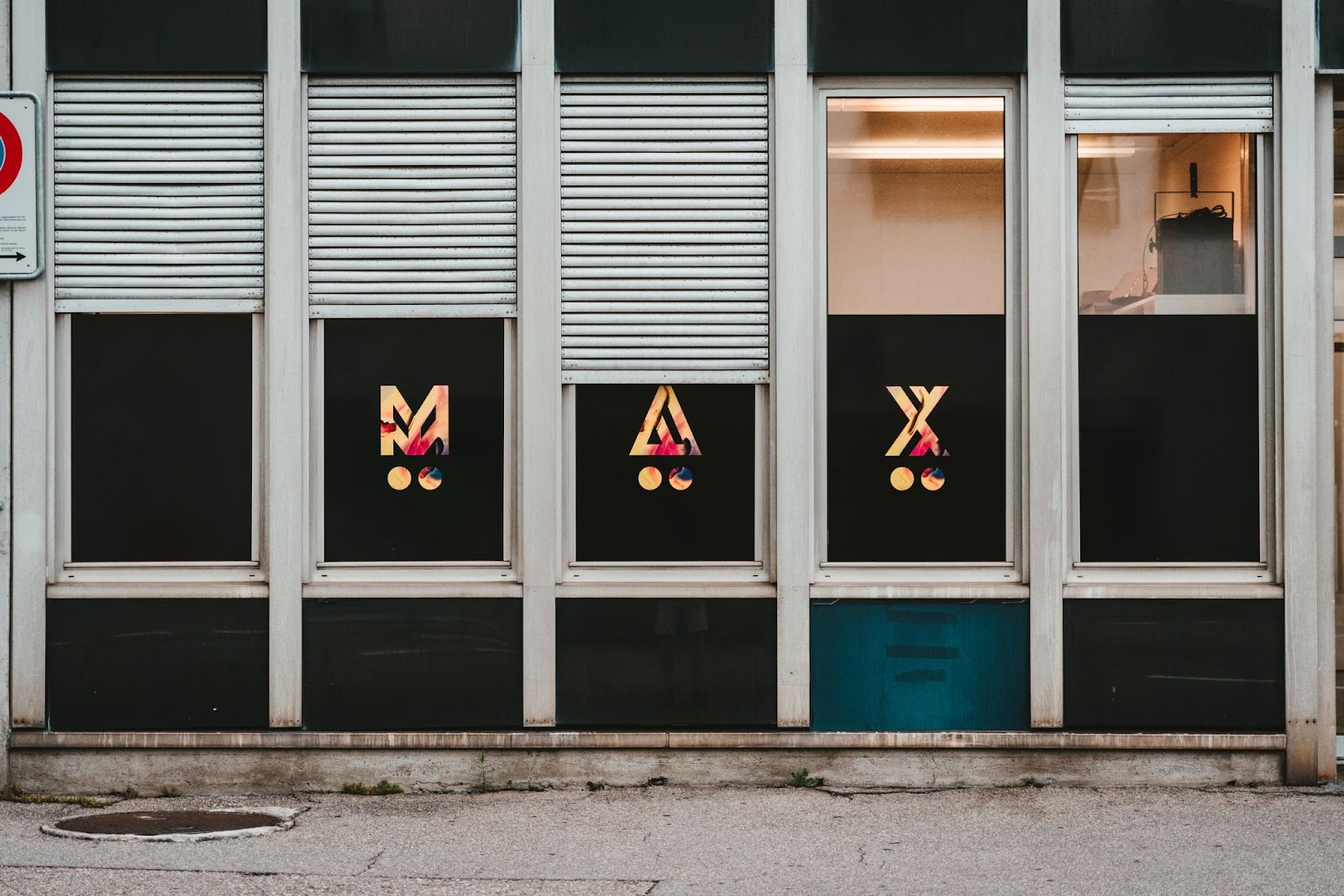 Quiz instructions displayed on a wooden fixture attached to a brick wall, with the text "M Σ' X" in a decorative font.