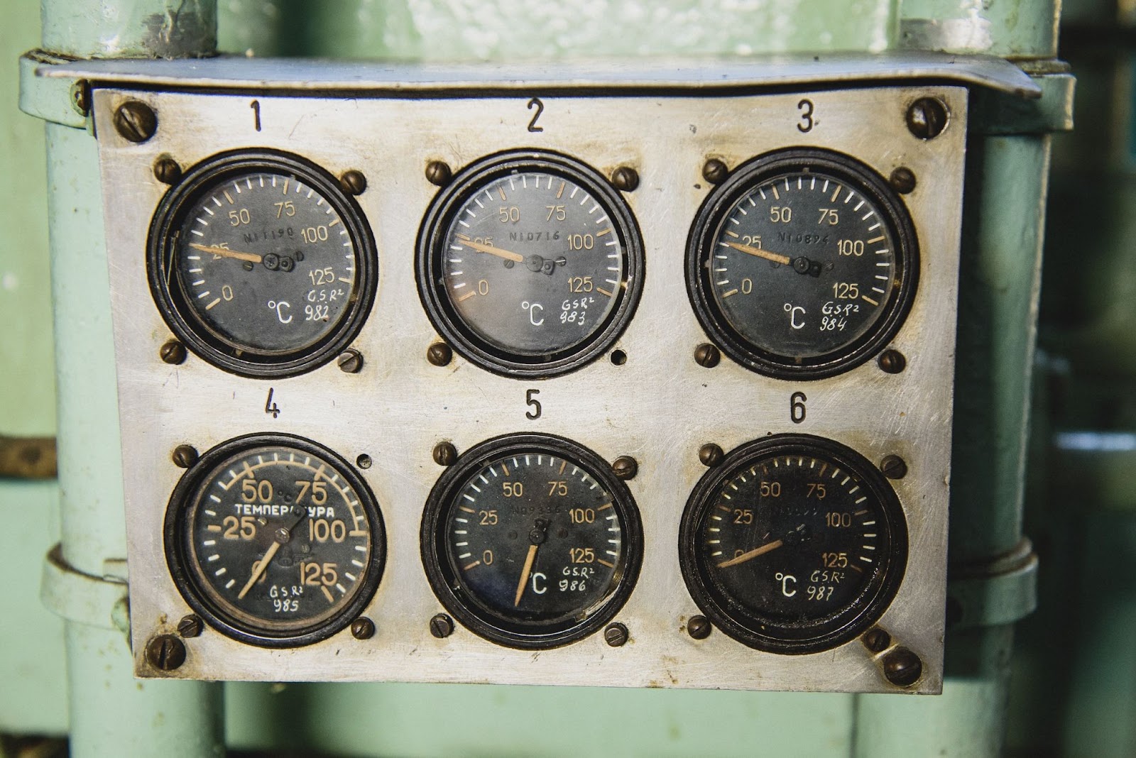 Gauge displaying various temperature readings with values and indicators around a clock-like circle, including text: 50 75, NT190 100, GSR °C 982, N10716 100, GSR °C 483, N